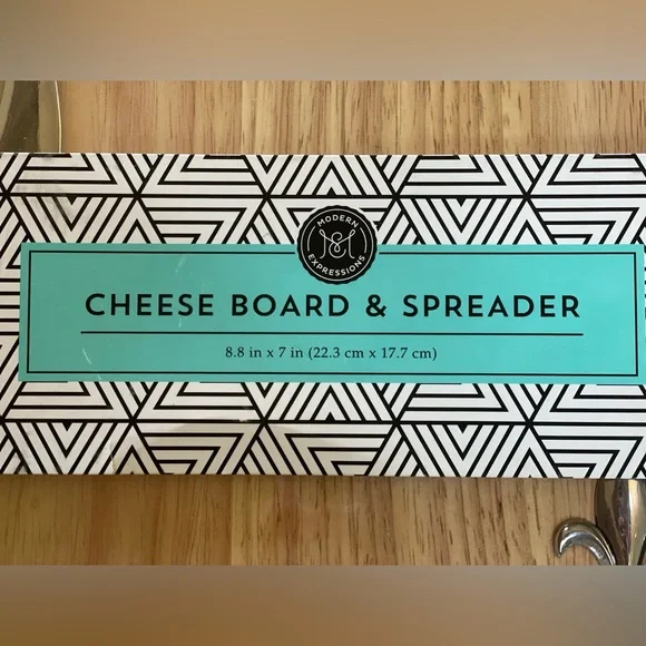 Wood Cheese Board & Spreader (8.8 x 7 in) - Picture 3 of 12